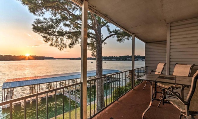 Lake Hamilton Apartment | Sunset-View Resort Condo on Lake Hamilton!
