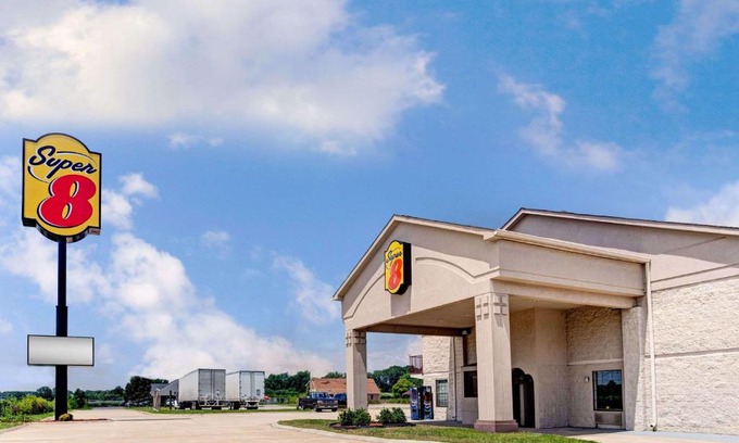 Clarksville Hotel | Super 8 by Wyndham Clarksville East