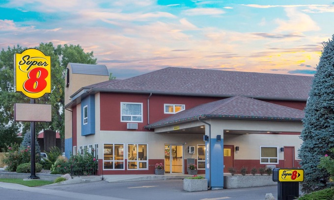 South Lethbridge Hotel | Super 8 by Wyndham Lethbridge