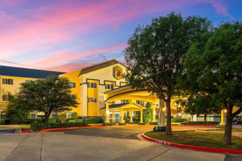 Lubbock Hotel | Super 8 by Wyndham Lubbock West