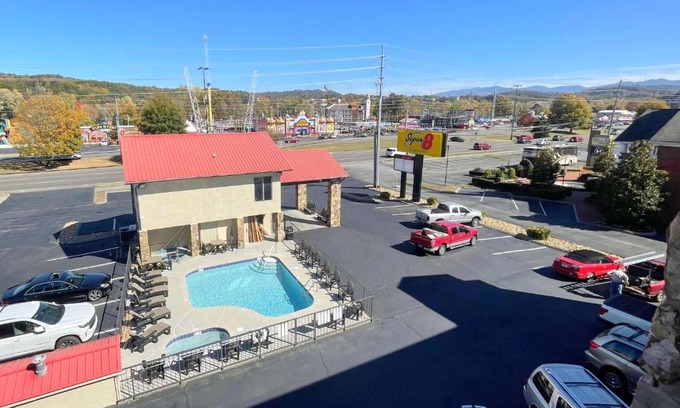 Pigeon Forge Hotel | Super 8 by Wyndham Pigeon Forge Downtown
