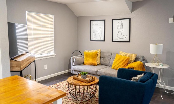 Greater East End Apartment | Super Cozy 2 bedroom with Fast WIFI and Queen Bed close to Downtown Houston!