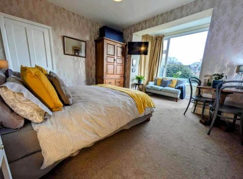 Poole Apartment | Super sunny studio with own terrace & parking