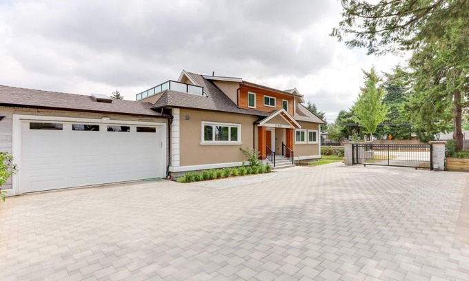 Delta House | Superb Convenient North Delta Vacation Home with 6 Bed and 6 Bath