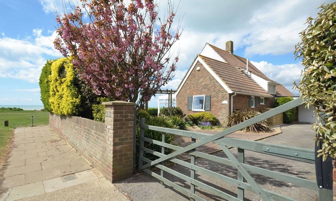 Rustington Cottage | Superb pet-friendly sea view holiday cottage on the Sussex coast.