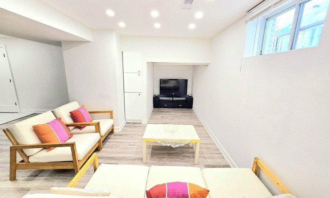 Thornhill Apartment | Superb Spacious 2 Bedroom Bsmt with Parking