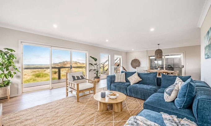 Middleton House | Surfers Reserve - Beachfront, family and pet frien