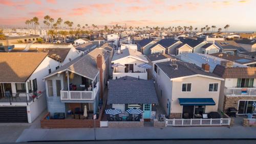 West Newport Apartment | Surfrider I by AvantStay Walk to the Beach Patio