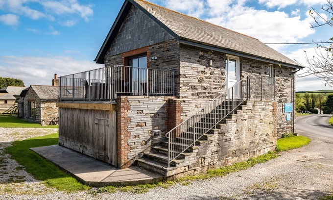 Port Isaac Cottage | SWALLOW COTTAGE, TREWETHA FARM, pet friendly in Port Isaac