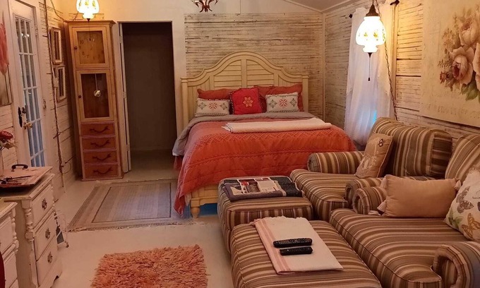 Kennard House | SWEET CABIN IN NATIONAL FOREST, PRIVATE HOT TUB, QUEEN BED, BEAUTIFUL LANDSCAPE.