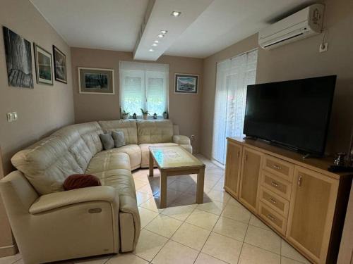 Cove Tri Zala (Zrnovo) Apartment | Sweet home