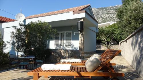 Ribarica House | Sweet house with garden 35 meters from sea