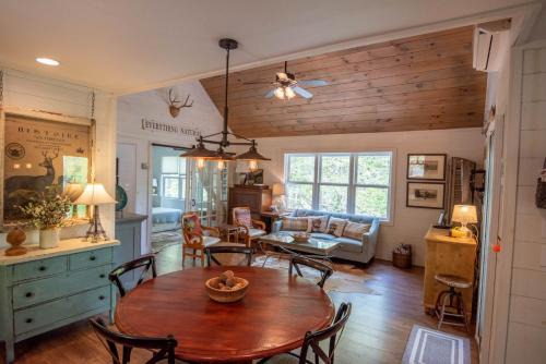 West Jefferson House | Sweetwater Cottage - Private Cottage Tucked in the Woods - WJ & Boone - River Access