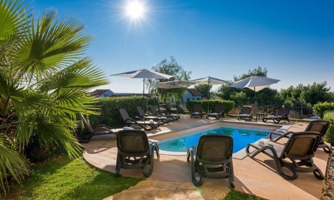 Cove Makarac (Milna) Apartment | Swimming pool Apartment Noa, 400m to beach
