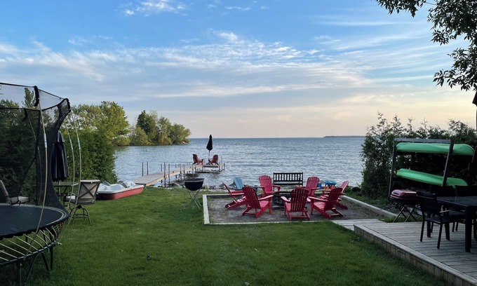 Brock Cottage | Swing Bridge Cottage on Lake Simcoe - Waterfront