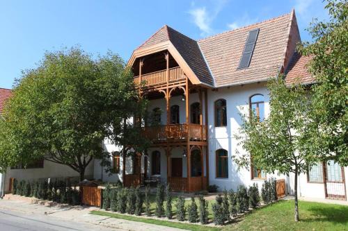 Nagymaros Villa | Swiss villa in the Danube Bend