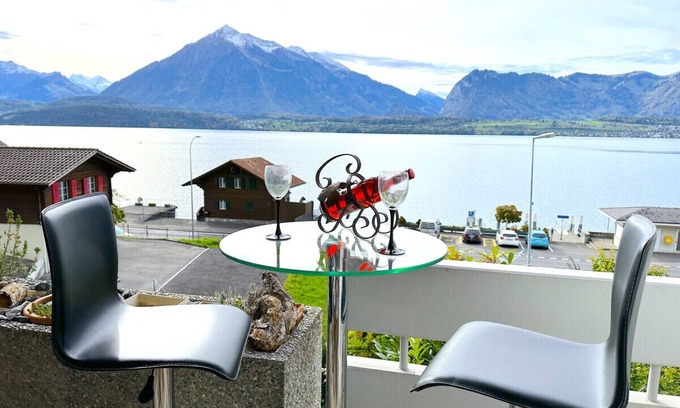 Oberhofen am Thunersee Apartment | SwissHut Stunning Views Alps & Lake - Apart. Oberländer