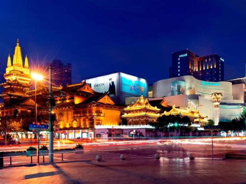 Jing'an Hotel | Swissôtel Grand Shanghai - Stroll down West Nanjing Road and soak in downtown Shanghai vibrancy