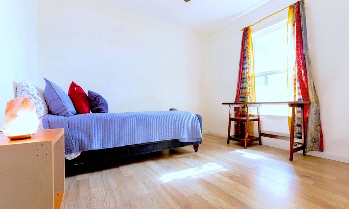 MLK House | SXSW!~Charming 3-bedroom house with AC and WiFi in marvelous Austin!~
