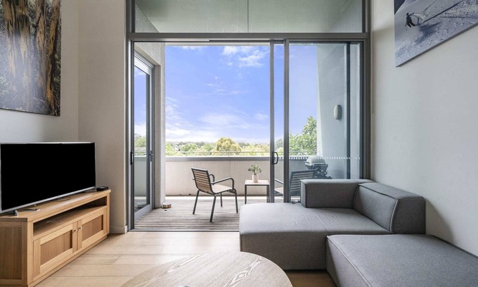 Crows Nest Apartment | Sydney Urban Oasis: Balcony Views and BBQ!