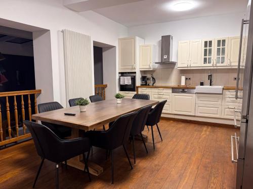 Derendorf House | T&K Apartments - 8 Room Detached house - 6 min to Messe DUS - Private Parking