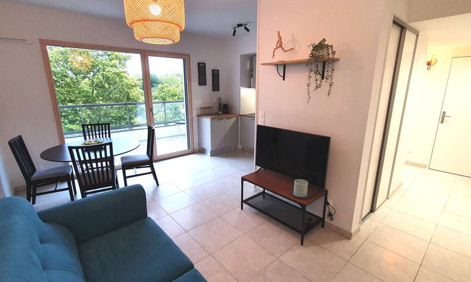 Lyon City Centre Apartment | T2, in a new building, with terrace and garage, view of Parc Blandan