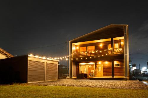 Takahagi Villa | Takahagi Base海まで30秒ペットOK寝室3部屋テントサウナ有り