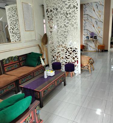 Madiun House | Taman Salak Homestay -5BR Entire House