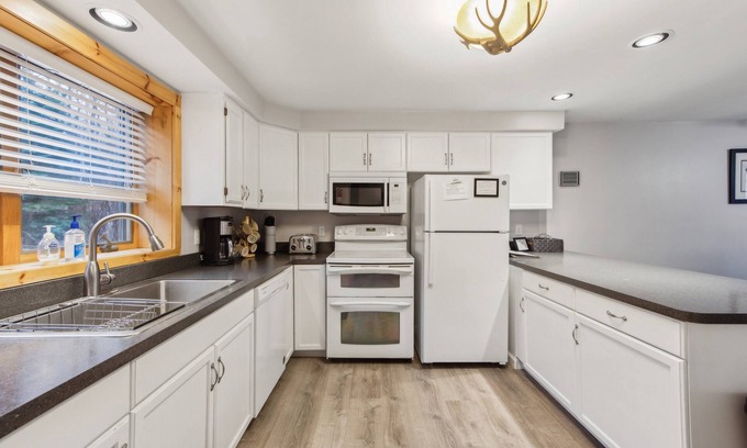 North Creek House | Tannery 64h - Family Retreat With Modern Comforts 3 Bedroom Townhouse by The Summit at Gore Mountain