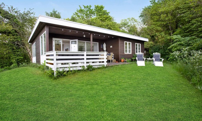 Vang House | Tastefully furnished vacation home on a natural plot above the idyllic village of Vang, with impress