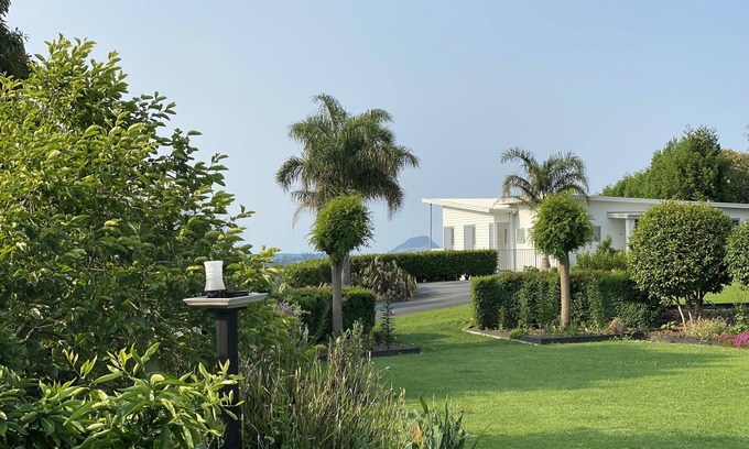 Tauranga House | Tauranga Tropical Avocado Orchard Escape Ohauiti