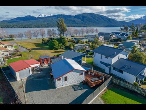 Te Anau House | Te Anau Holiday Home - Free WIFi - Free Bikes & Kayaks - Short Walk to Lake & Town - Top Views