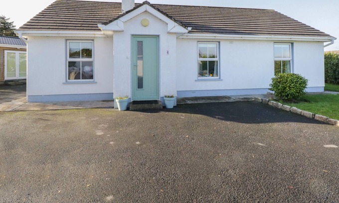 Carraroe Cottage | TEACH TEOLAI, pet friendly, with open fire in Carraroe, County Galway