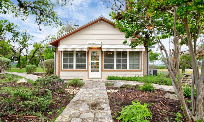 Comfort Cottage | Teacher's Cottage @ Riven Rock Ranch in Comfort TX