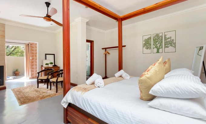 Madeteleli House | Teak Place Guest Rooms