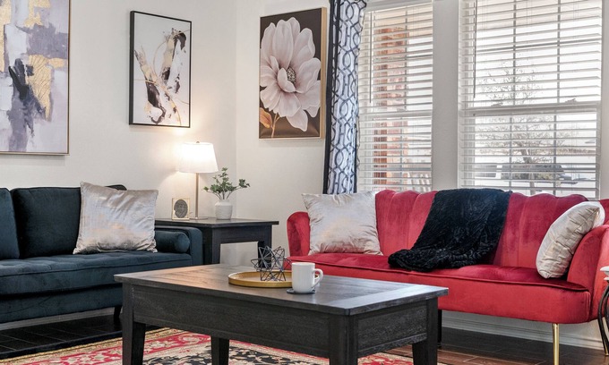 Lubbock House | Tech Fans Relax - Work Crews Welcome!