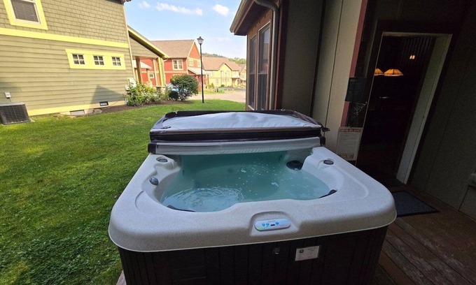Silver Ridge House | Tees 'N Skis- Spacious 4 bedroom with Private Hot Tub near golfing, skiing and hiking