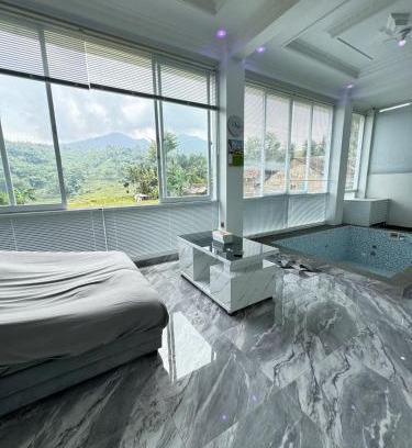 Bandung Villa | Teras Luhur Villa dengan Jacuzzi