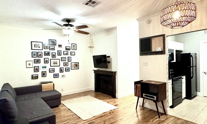 West Campus Apartment | Terrific apartment walking distance to UT Austin, bars and restaurants