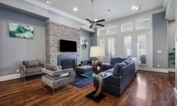 Riverside Terrace Apartment | Tesla-Charger | TX Medical Ctr | Sleeps 7 | 5 beds