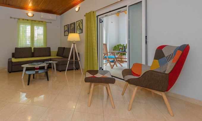 Anatolikos Sinikismos Apartment | Thano's stylish flat, just 150m to the beach