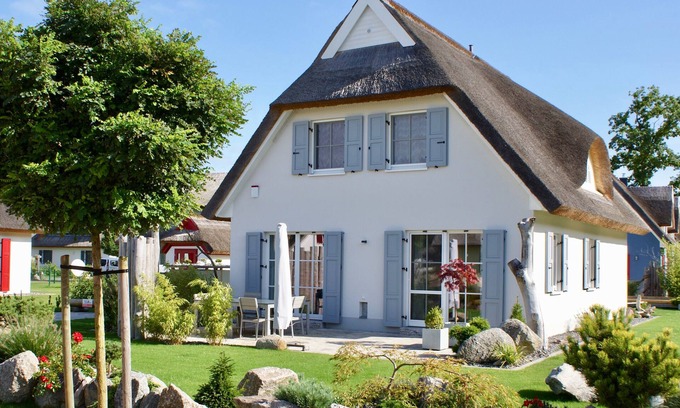 Glowe House | Thatched cottage for 8 people with an outdoor pool, near the beach & forest, sauna