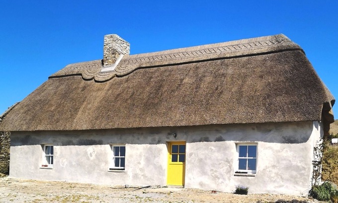 Cordal Cottage | Thatched Cottage with panoramic views, near Castleisland, Kerry
