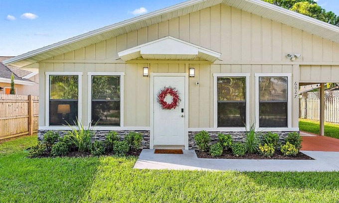 North Palm Beach Heights House | The 19th Hole, Abacoa Golf