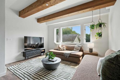 Kerns House | The Adelynn 5BR - Sleek - Spacious - Walkable