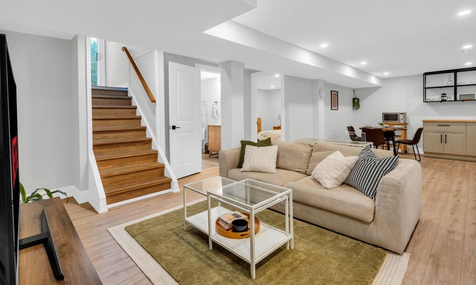 Hamilton Apartment | The Ancaster Suite - Chic & Earthy 2 Bdrm Suite