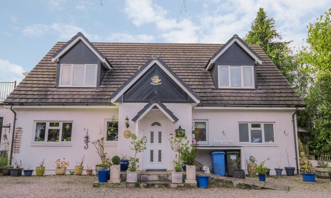 Balloch Cottage | THE APARTMENT, family friendly, with a garden in Croy