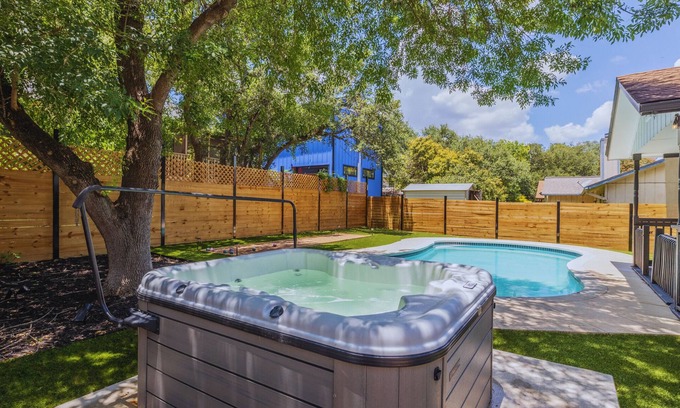 Gracywoods House | The Austin Vacation Home - 4 bdrms with hot tub, gym, WiFi, work area, pool.