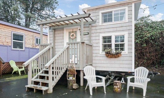 Kerns Hotel | The Beach - Custom Tiny Home w/Beach Vibe