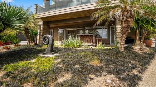 Red Beach Apartment | The Beach House - Red Beach Holiday Apartment